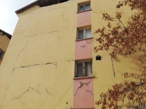 Pülümür’de hasarlı konutlar vatandaşları tedirgin ediyor