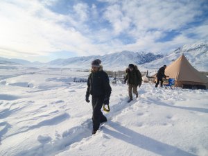 Doğaseverler 1,5 metrelik karda kamp yaptı