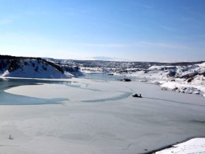Baraj gölünün bir bölümü buz tuttu