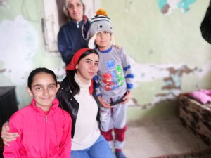 Gönüllü gençler depremzede çocukları ziyaret etti