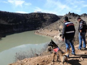 Gülistan için baraj gölü kıyısında dedektör köpeklerle arama