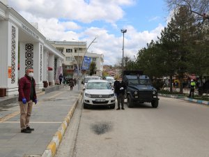 Vali sokağa çıktı, evde kalın çağrısında bulundu