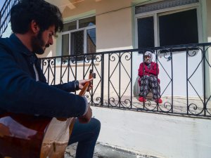 Bağlamasıyla sokak sokak dolaşıp evinden çıkamayan yaşlılara konser veriyor