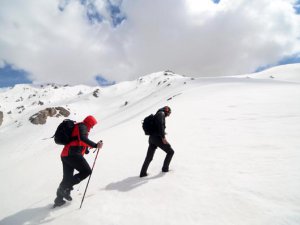 2 doğasever 4 metre kara rağmen Mercan Dağları'na tırmanış yaptı