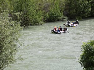 Vali Sonel, milli sporcularla rafting yaparak Munzur'da sezonu açtı