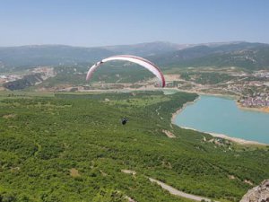 Gökyüzü paraşütlerle renklendi