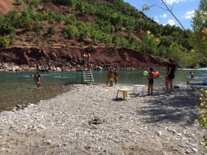 Çevre illerden Dersim plajlarına akın sürüyor