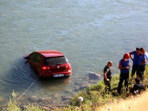 Otomobil çaya uçtu, sürücü kendi çabası ile araçtan çıktı