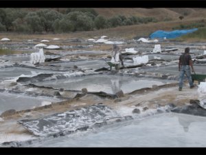 Geleneksel yöntemlerle Türkiye’nin en iyi kaya tuzunu üretiyorlar