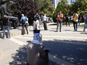Kayıp kardeşi için oturma eylemi yapan Aygül Doku gözaltına alındı VİDEO