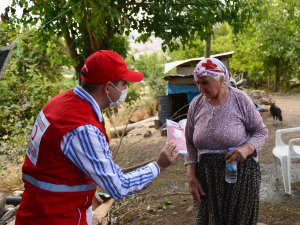 Türk Kızılay gönüllüleri köylerde maske dağıttı