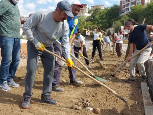 Dersim’de kaldırım taşlarını yurttaşlar döşedi