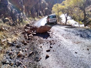 Düşen kayalar araca isabet etti