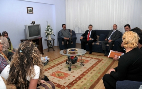 Vali Taşkesen,  depremzede aileyi ziyaret etti
