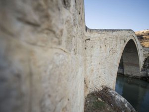 Tarihi Tağar Köprüsü ve çevresi her mevsim ayrı güzel