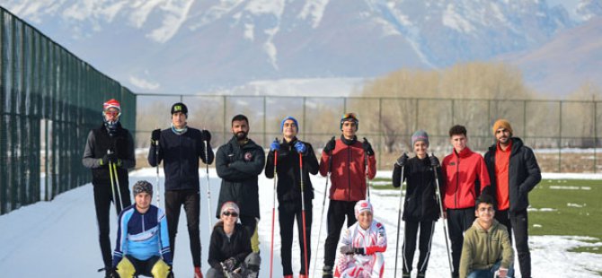 Piste dönüştürdükleri yeşil sahada, kayak yarışlarına hazırlanıyorlar