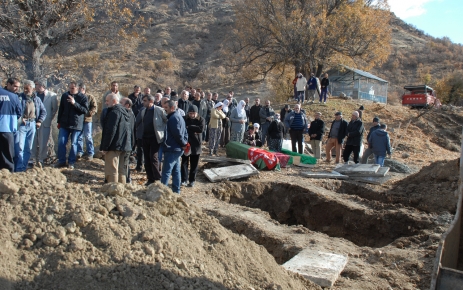 İntihar Eden Anne ve 2 Çocuğu Gözyaşlarıyla Toprağa Verildi