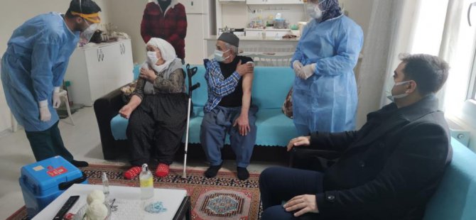 85 yaşındaki 67 yıllık çift evinde birlikte aşı oldu