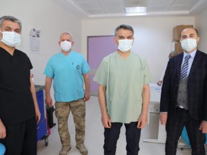 Vali Özkan, Kovid-19 aşısının ilk dozunu yaptırıp vatandaşları aşı olmaya çağırdı