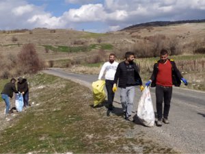 Gençler köydeki çöpleri topladı