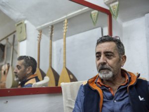 Dede mesleği bağlama ustalığını 43 yıldır aşkla yapıyor