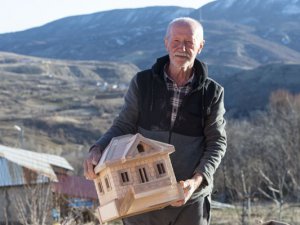 Emekli öğretmen ağaç dallarını sanat eserine dönüştürüyor