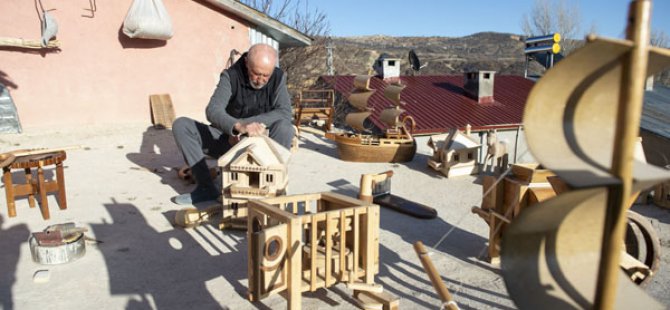 Emekli öğretmen ağaç dallarını sanat eserine dönüştürüyor