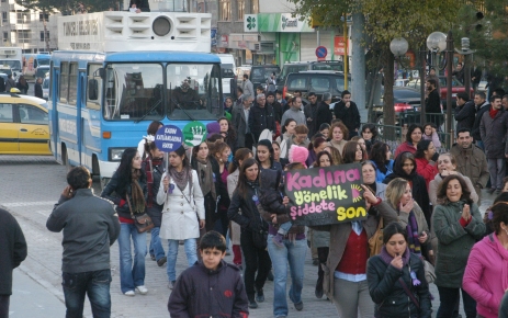 Tunceli’de kadına yönelik şiddete düdüklü protesto