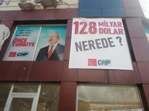 CHP'nin "128 milyar dolar" afişi indirildi