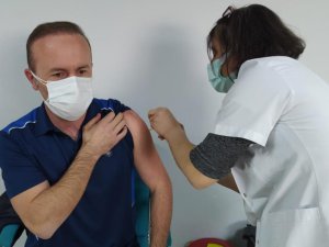Öğretmenler aşı olmaya başladı