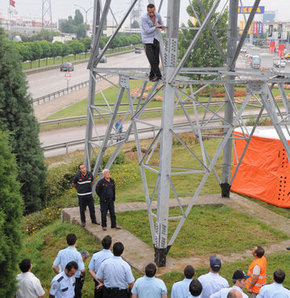 Dilenmemek için direğe çıktı!