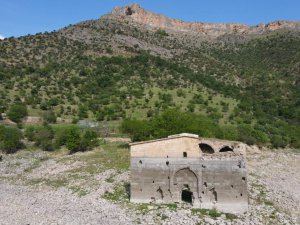 Barajda sular çekildi tarihi kilise tamamen gün yüzüne çıktı