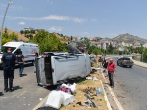 Araç elektrik direğine çarptı: 4 yaralı