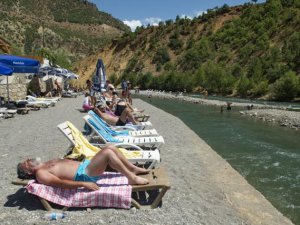 Sıcaklardan bunalan vatandaşlar Munzur ve Pülümür çaylarında yüzerek serinledi