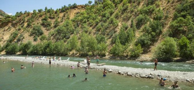 Sıcaklardan bunalan vatandaşlar Munzur ve Pülümür çaylarında yüzerek serinledi