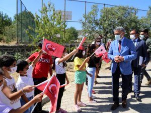 Vali Özkan Burmageçit'te öğrenciler ve vatandaşlarla buluştu