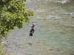 Munzur Çayı üzerine kurulan "zipline" adrenalin tutkunlarının vazgeçilmezi oldu