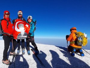 Ispartalı dağcılar 5 bin 137 metrelik Ağrı Dağı zirvesine tırmandı