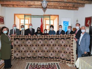 Tuşba Belediyesinin kilim-halı atölyesi kursiyerleri sertifikalarını aldı