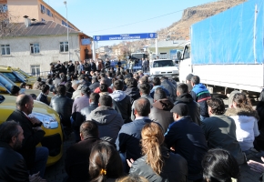 Gözaltılar Protesto Eden Grup, Emniyet Müdürlüğü Önünde Oturma Eylemi Yaptı