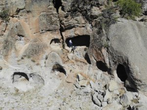Bingöl’de 7 odalı kaya kilisesi keşfedildi