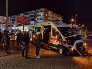 Ambulans ile otomobil çarpıştı: 6 yaralı