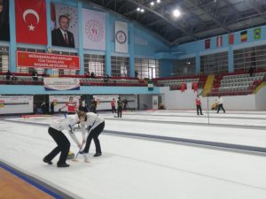 Curling 2022 Kış Olimpiyat Oyunları Ön Eleme Müsabakaları Erzurum’da son gününde devam ediyor