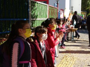 Öğrenciler ellerinde dövizlerle Covid-19’a dikkat çekmek için etkinlik düzenledi