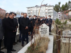 Erciş depreminde ölen 76 öğretmen, mezarları başında anıldı