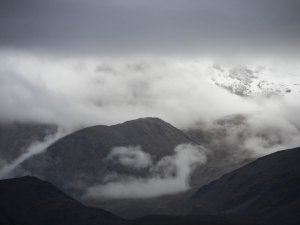 Munzur Dağları sis bulutlarıyla kaplandı
