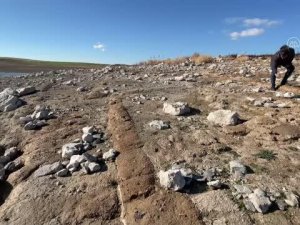 Baraj Gölü'nde suyun çekilmesiyle tarihi höyükler gün yüzüne çıktı