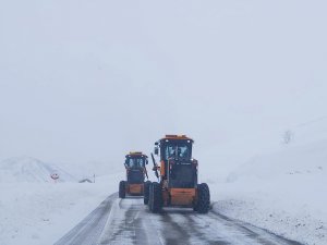 86 köy yolunu ulaşıma açma çalışmaları sürüyor