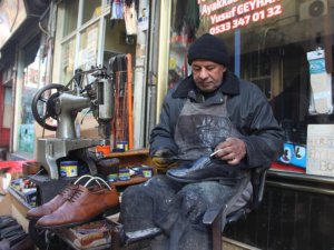 Yarım asırdır baba mesleği olan ayakkabı tamirciliğini icra ediyor