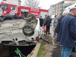 Hafif ticari araç kanala düştü: 1 yaralı